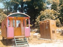 La Roulotte romantique des volcans，位于Saint-Saturnin的酒店