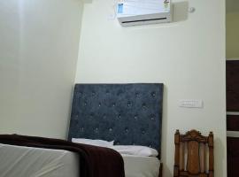 HOTEL ROYAL MISTY DELuX，位于Tājpur的酒店