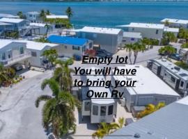 Rv Lot in Paradise，位于Cudjoe Key的露营地