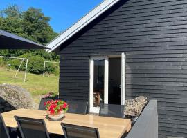 Charming House With Sea View And Large Plot，位于Sandkås的酒店