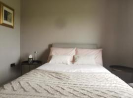 Roscommon House Small Double Room, Self Catering，位于罗斯康芒的民宿