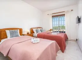 HostWise - Classic & Spacious Flat w/ Balcony