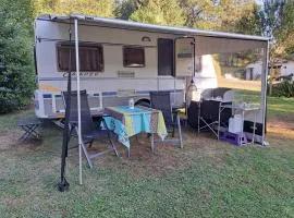 Le petit bonheur caravan met voortent en buitenkeuken