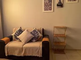 2 Quartos com AC em Condomínio,Ótima localização,Cozinha,Enxoval,Estacionamento Gratuito