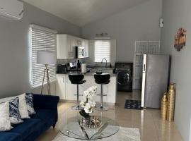 Cheerful two bedroom home close to mall and Hellshire beach，位于波特莫尔的酒店