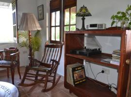 Chalet La Mar -- the main house，位于Laborie的酒店