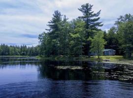 Pet-friendly, secluded, and peaceful pondside home near to Keene and Rindge NH，位于Fitzwilliam的酒店