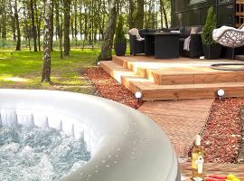 DOM LAS BUS twój leśny azyl z prywatnym jacuzzi，位于Skęczniew的酒店