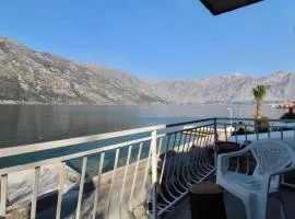 1bd Waterfront Apt w Perast Views