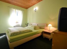 Hotel Studenec，位于伏尔塔瓦河畔罗日姆贝克的酒店