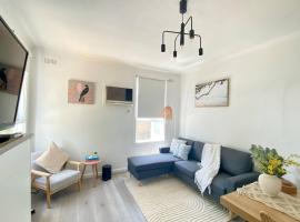 Scenic 3BR Stay | Mountain Views & Peaceful Vibes，位于莫韦尔的酒店