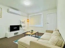 Cozy 2BR Retreat, 3-Minute Drive to Albury Airport