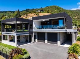 Luxury Modern Home with Ocean & Native Bush Views，位于Waikawa的酒店