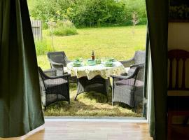 Artist's House By Bird Sanctuary In Lolland，位于Holeby的酒店