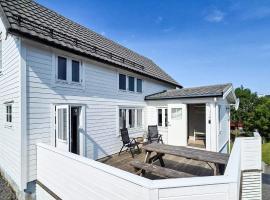 6 person holiday home in Bud，位于Bud的酒店