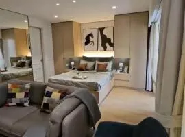 Neon - Royal Nest Aerotel with Pvt Balcony -1 km from Airport