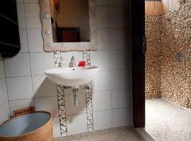 可可提诺斯蓝碧精品山林小屋，位于Bitung的酒店