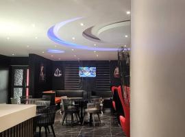 Triple Tee Luxury Hotel & Service Apartments Surulere，位于拉各斯的酒店