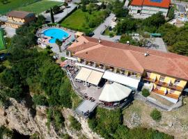 Terrazza del Brivido, Hotel Paradiso，位于Pieve的酒店