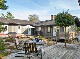 5 Bedroom Cozy Home In Resö