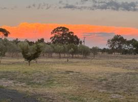 Farm Stay, Feed Sheep & Relax，位于Diggers Rest的酒店