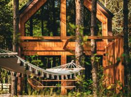 Osada LoveLaski - balia jacuzzi, sauna i kominek - całoroczne domki premium，位于Laski的酒店