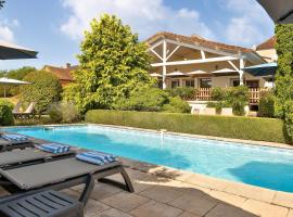 Logis Hôtel-Restaurant Les Voyageurs，位于La Coquille的酒店