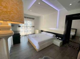 Quiet, Condo in the heart of Vlore!，位于伏罗拉的酒店