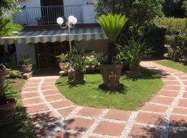 Fregene - Villa Paradise near airport Fiumicino，位于弗雷杰内的酒店