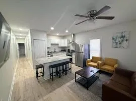 Newly Renovated 2 Bedroom - A Seasoned Superhost