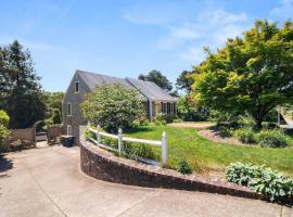 Game Room Rooftop Deck Fire Pit!，位于查塔姆的乡村别墅