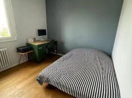 Chambre privée chez l'habitant avec accès à des espaces partagés
