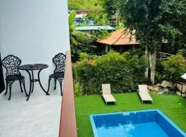 Hillside Haven-Luxury Room