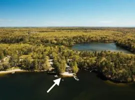 Lakefront l 10mi to TC l Pontoon Rentals l Hot Tub