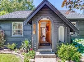 Modern 2 Bedroom Farmhouse Cottage with Hot Tub in Snohomish，位于史诺霍米须的酒店