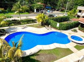 Cozy Condo with Panoramic Hillside Views from Rooftop Terrace and Short Walk to Beach，位于科克的酒店