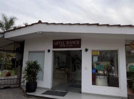 Little Ranch Hotel Spa，位于Manuel Alberti的酒店