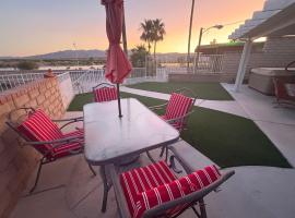 RIVERFRONT RUBY RED HOME WITH PRIVATE DOCK，位于布尔海德市的酒店