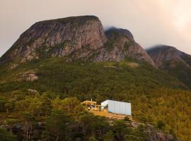 Speilhus med badestamp - en unik naturopplevelse，位于Solem的酒店