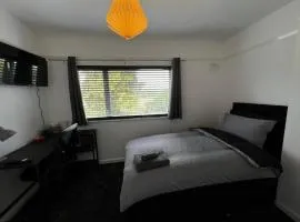 Quiet 2-Bed with Private Garden and Drive