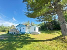 The White Pine Cottage on the Cabot trail，位于Englishtown的酒店