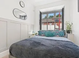 Free Parking ,Modern 4 bedrooms 10min from Birmingham city centre ideal for contractors ,Groups and Families