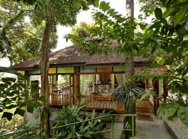 Ambong Rainforest Retreat，位于珍南海滩的木屋