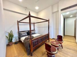 cozy room with hill view at 30k monthly，位于古尔冈的酒店