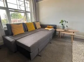 2 Bed Apartment - Sleeps 6 - Free WiFi & Parking