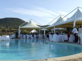 Hotel Ristorante La Tana Di Li Mazzoni，位于特里尼达古图的酒店