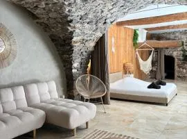 Suite l'Écrin Caché avec billard et baignoire îlot