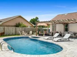 Salt Water POOL, GAME room, KING BED &PET friendly