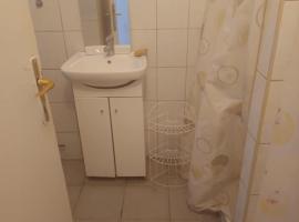 Tapolcai Tóparti Fészek，位于陶波尔曹的酒店