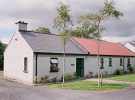 Lough Lannagh Self Catering Cottages，位于卡斯尔巴的带泳池的酒店